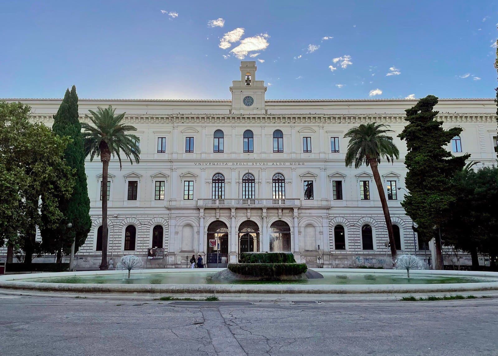 La facciata di Palazzo Ateneo dell'Università di Bari Aldo Moro con la fontana di piazza Umberto I e le palme