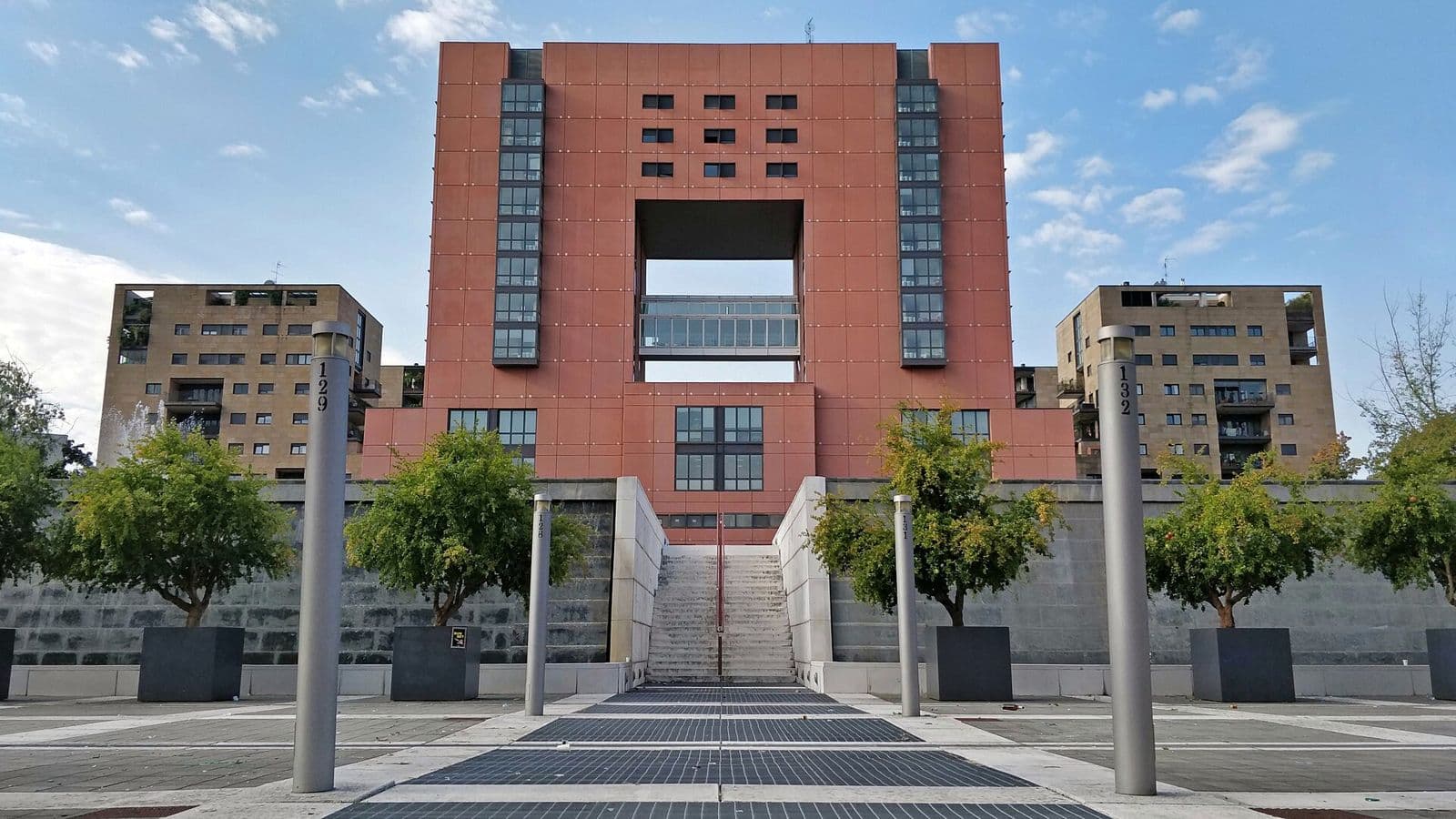 L'edificio U12 in mattoni rossi del campus dell'Università di Milano-Bicocca