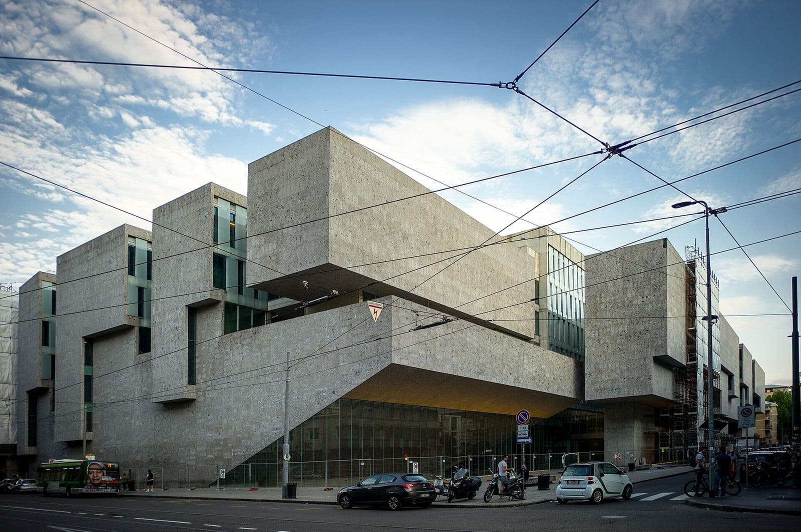 L'edificio in pietra progettato da Grafton Architects per l'Università Bocconi di Milano