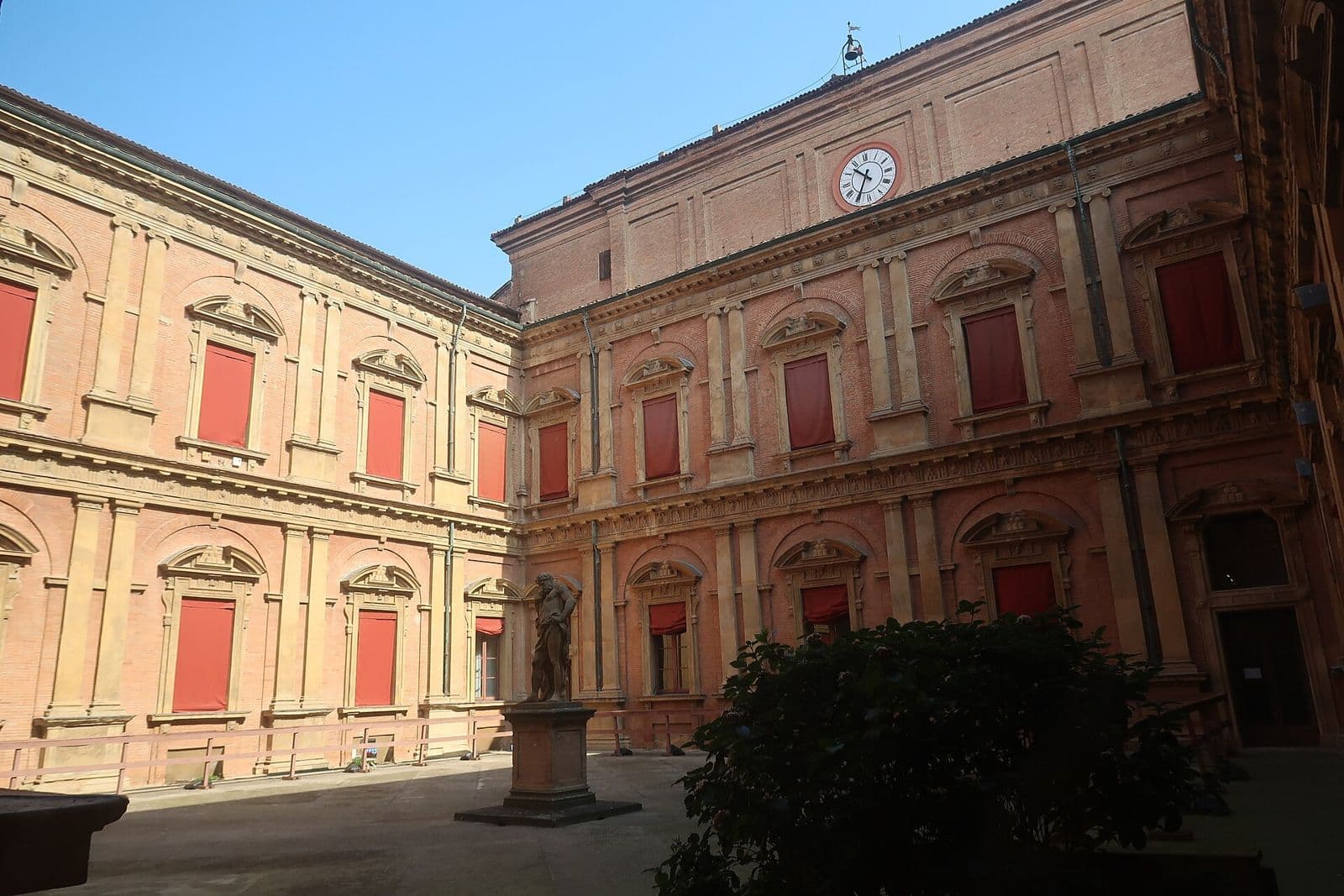 La facciata in mattoni di Palazzo Poggi, sede del rettorato dell'Università di Bologna