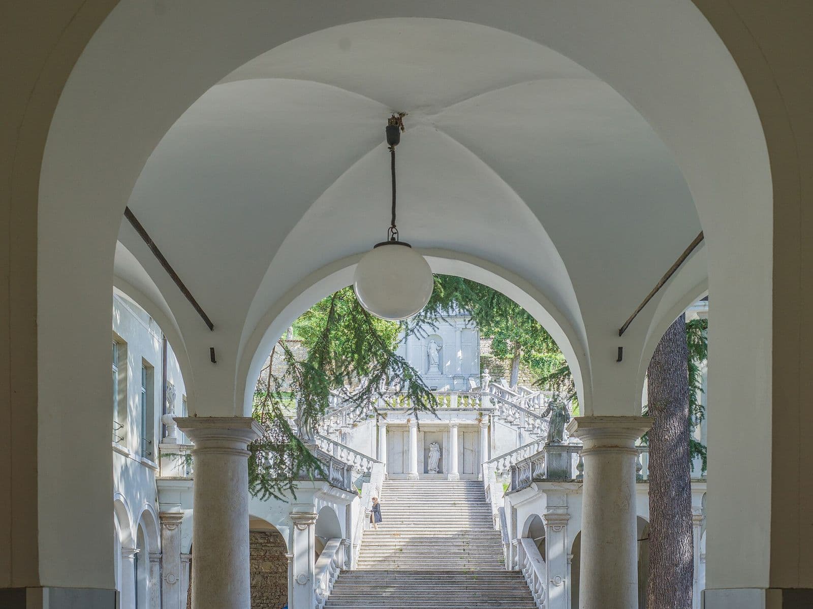 Lo scalone visto attraverso gli archi del chiostro dell'ex convento di Santa Chiara, sede dell'Università di Brescia