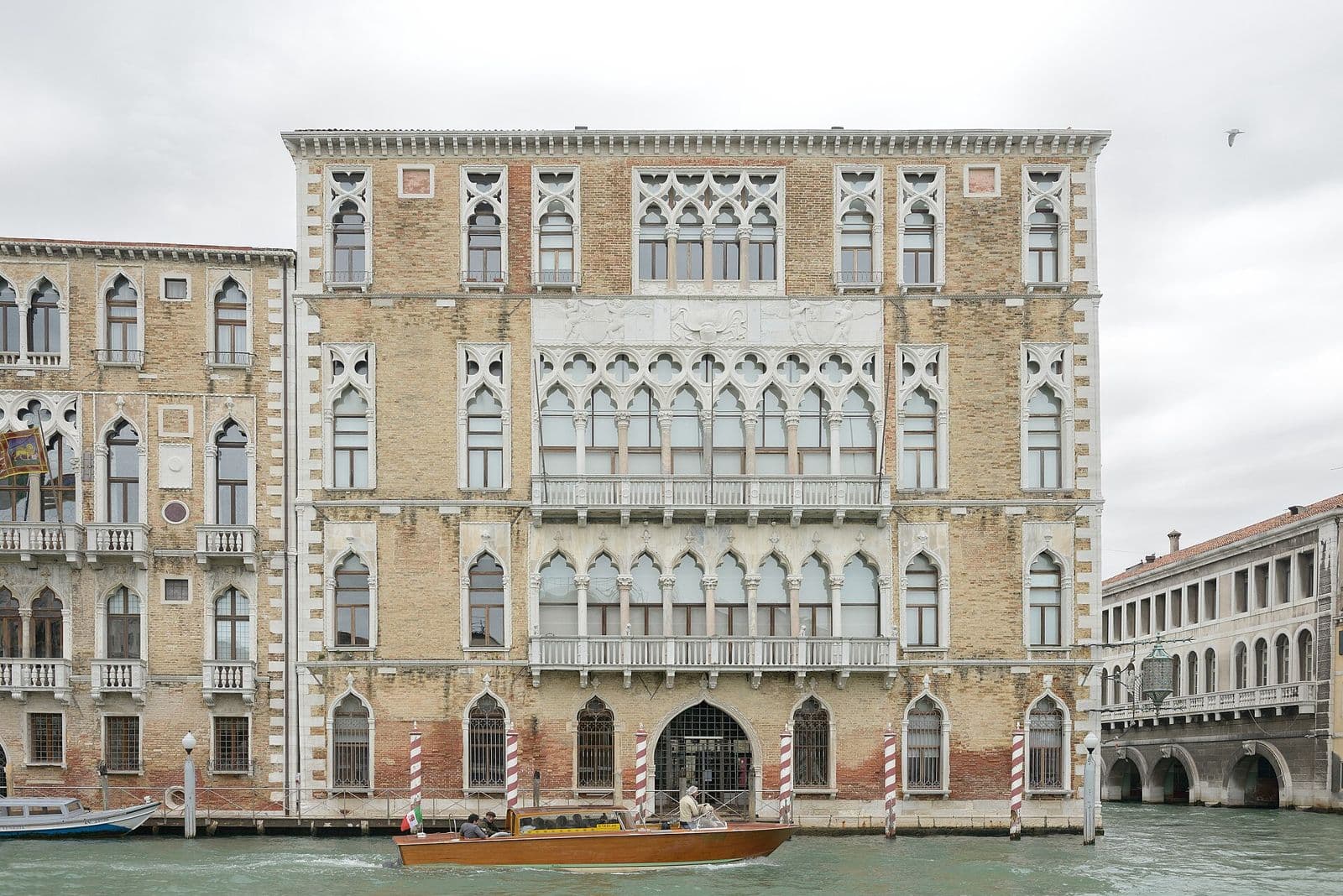 La facciata gotica di Ca' Foscari sul Canal Grande, sede dell'Università Ca' Foscari Venezia