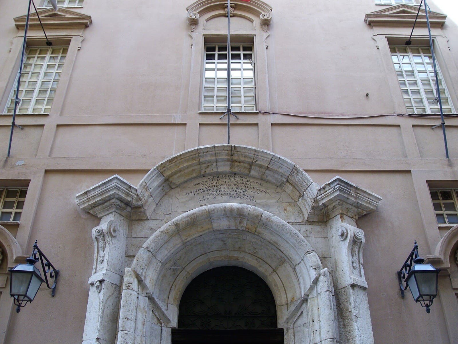 Il portale in pietra del settecentesco Palazzo dell'Università di Cagliari