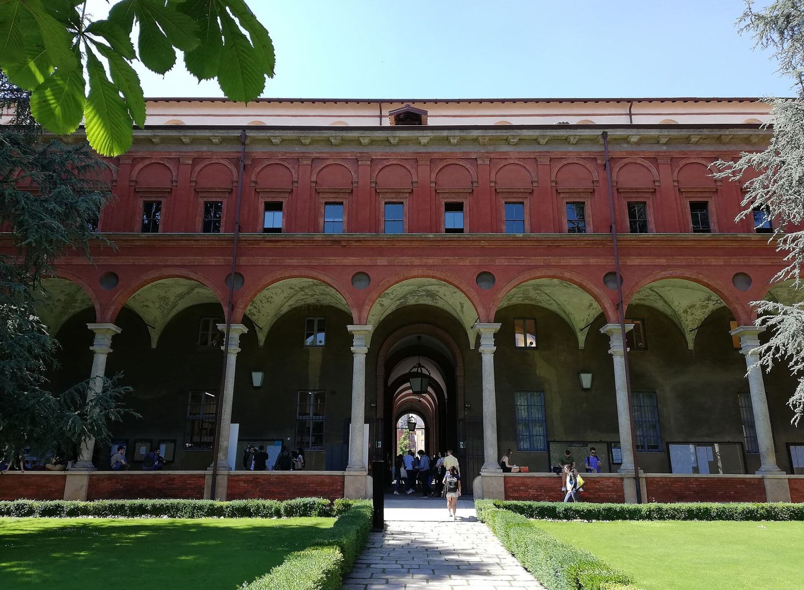 Il chiostro con il porticato rosso della sede di largo Gemelli dell'Università Cattolica del Sacro Cuore