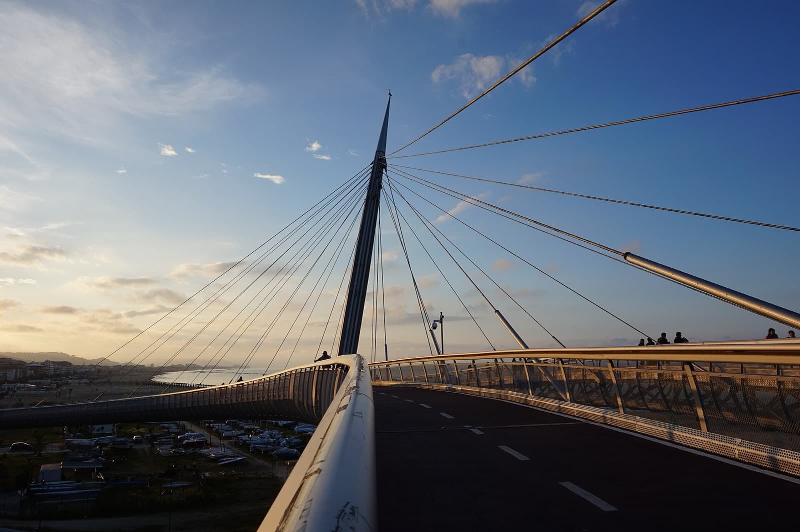 Il Ponte del Mare di Pescara al tramonto, con i suoi stralli bianchi contro il cielo
