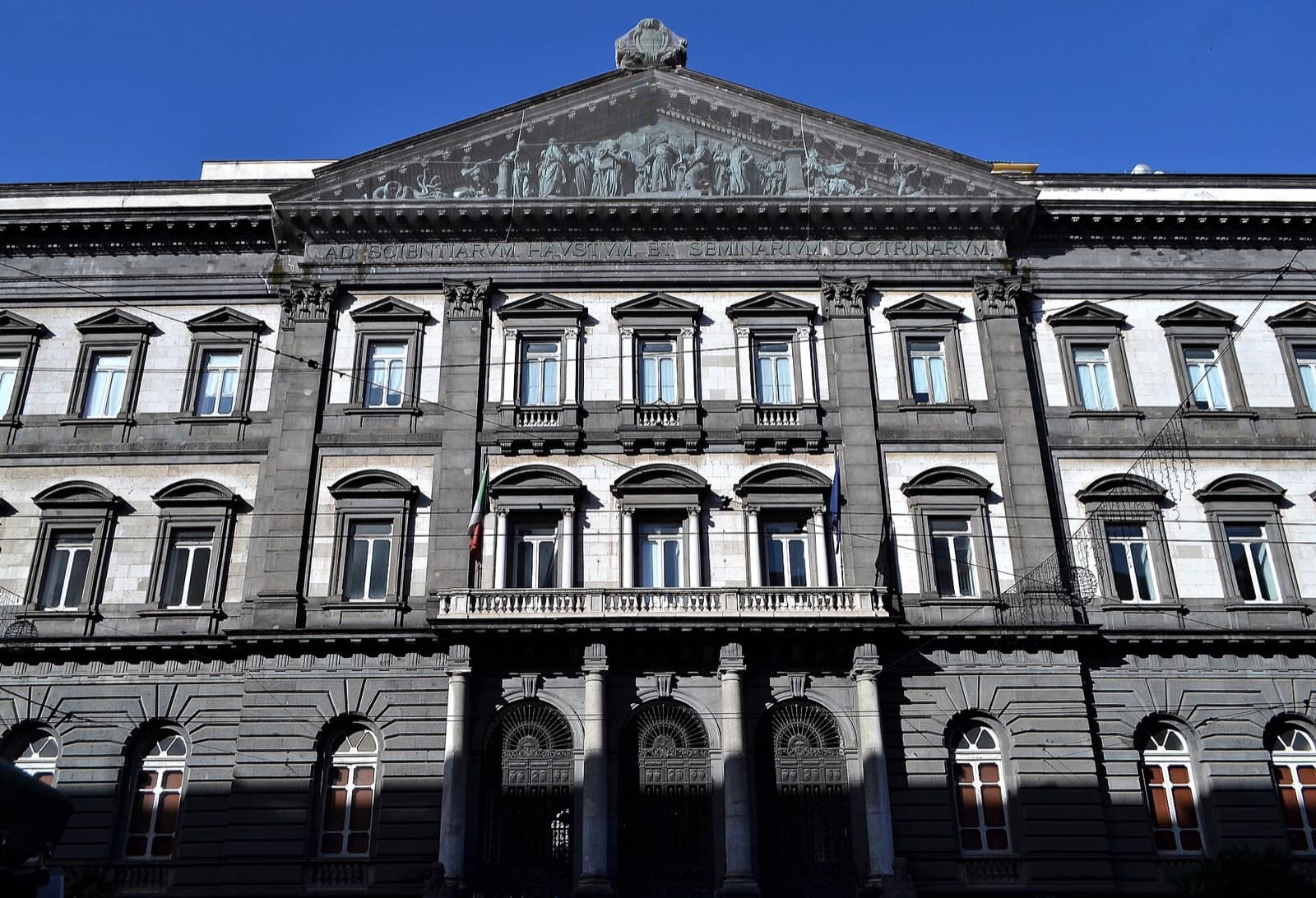 La facciata neoclassica con frontone della sede centrale dell'Università Federico II su corso Umberto I a Napoli