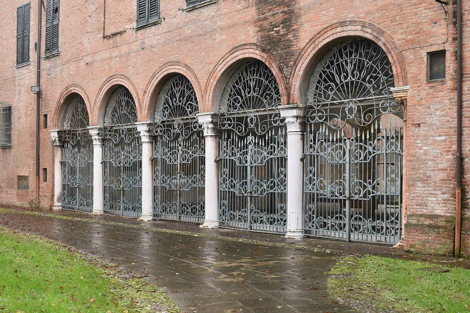 Il porticato con le cancellate in ferro di Palazzo Renata di Francia, sede storica dell'Università di Ferrara