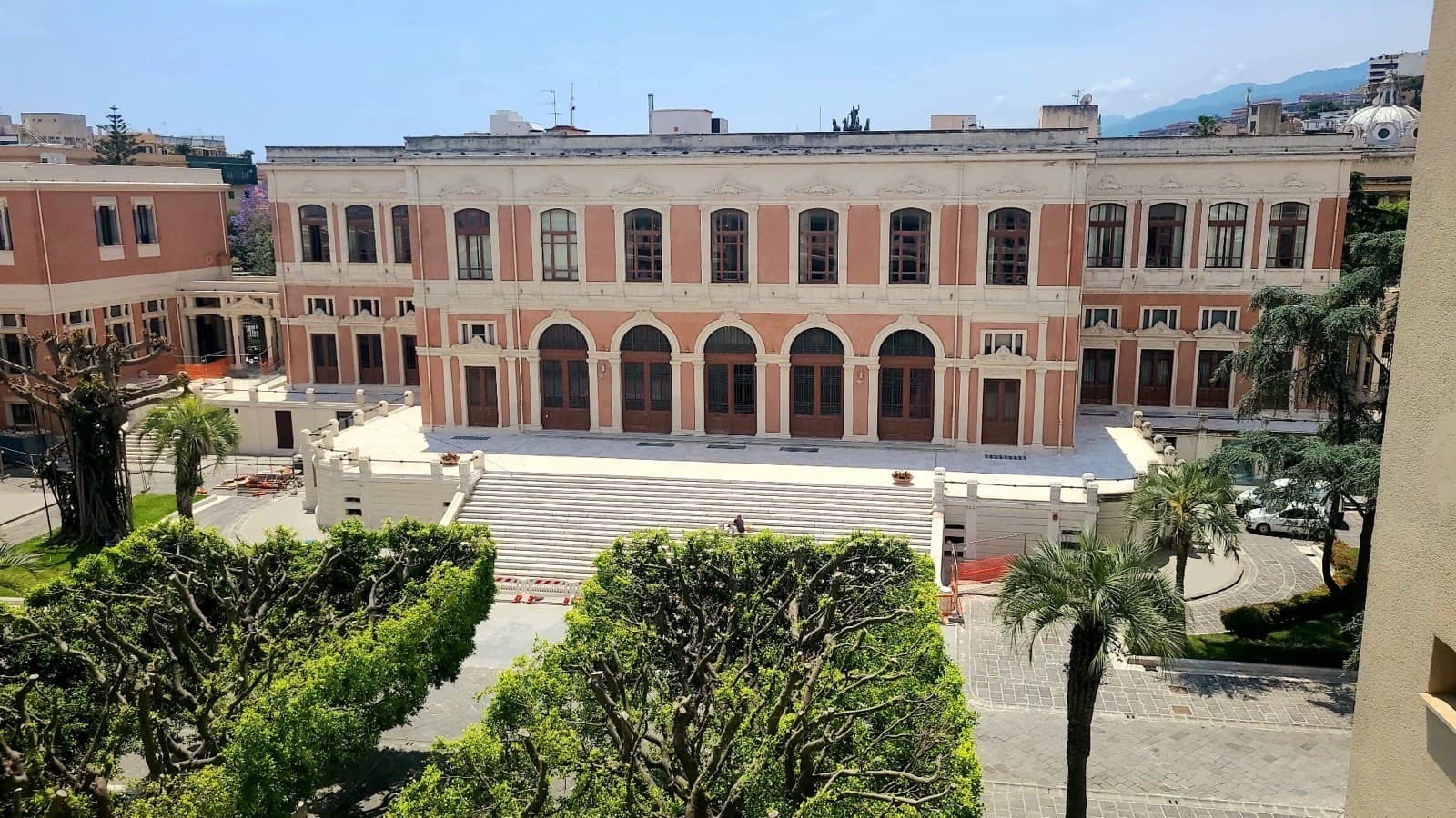 Il palazzo del Rettorato dell'Università di Messina con la scalinata e i giardini