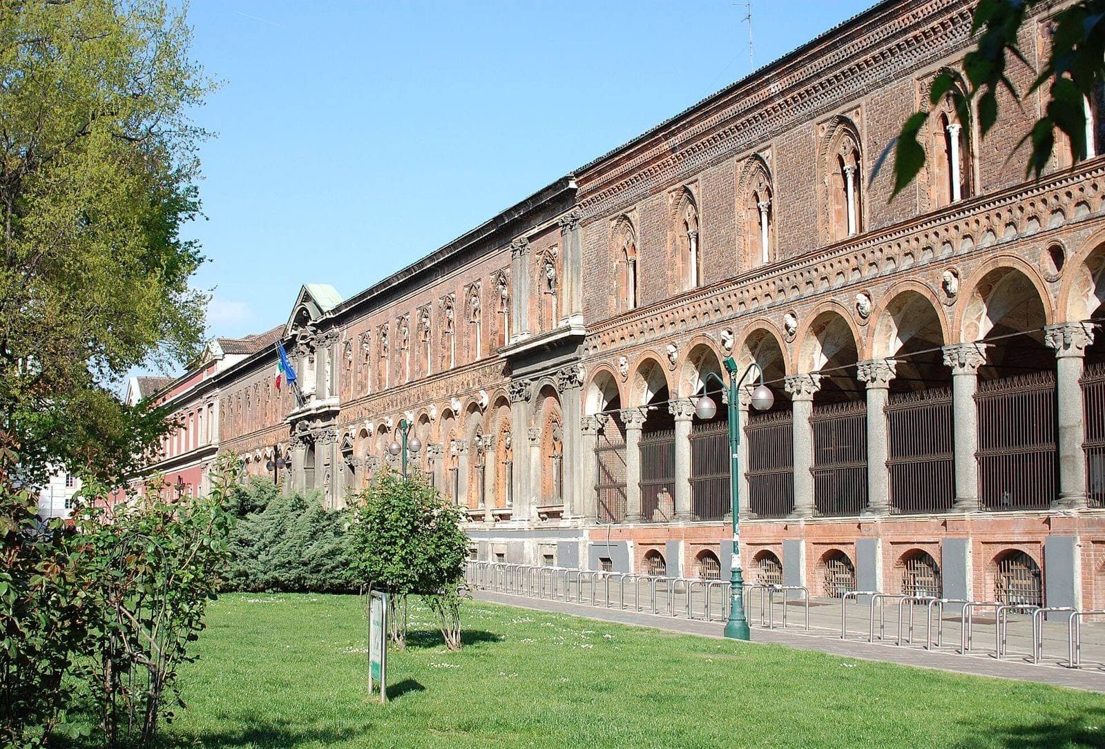 La facciata porticata della Ca' Granda su via Festa del Perdono, sede centrale dell'Università Statale di Milano