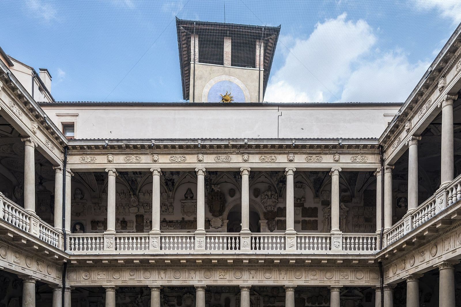 Il cortile antico di Palazzo del Bo con la torre, sede storica dell'Università di Padova