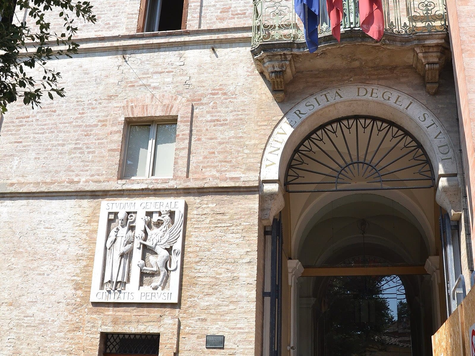 L'ingresso ad arco di Palazzo Murena con la scritta Università degli Studi e il rilievo dello Studium Generale di Perugia