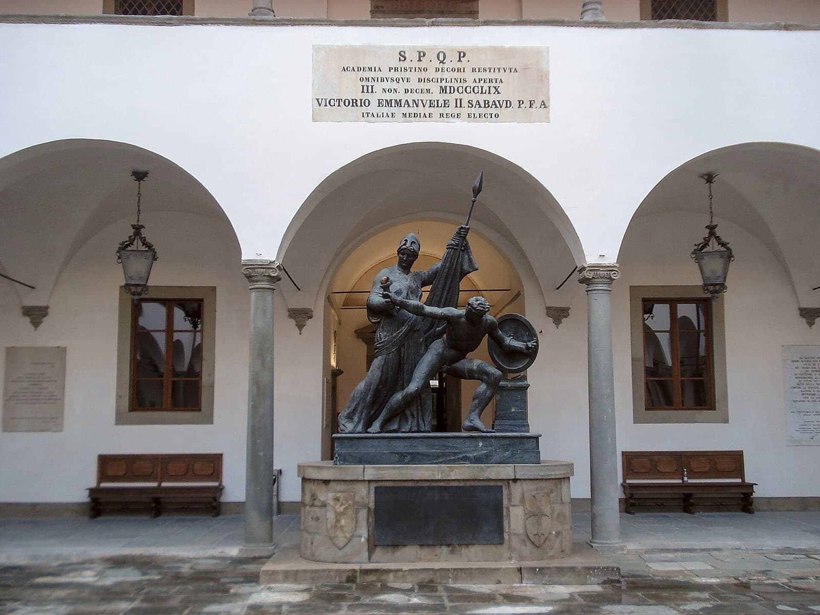 Il cortile porticato del Palazzo della Sapienza a Pisa con il monumento agli studenti caduti