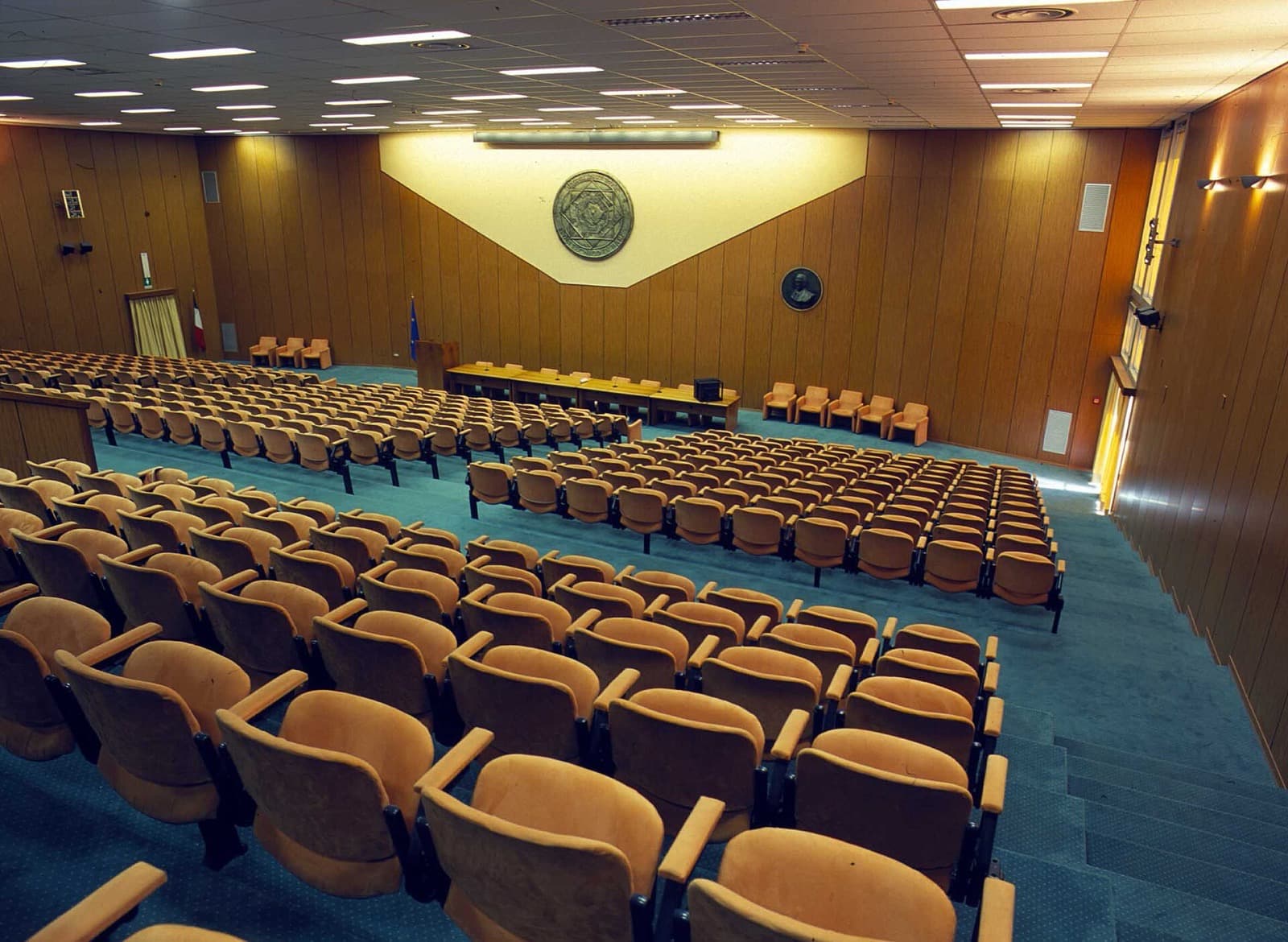 L'Aula Magna Attilio Alto del Politecnico di Bari, con le file di poltroncine e il tavolo della commissione