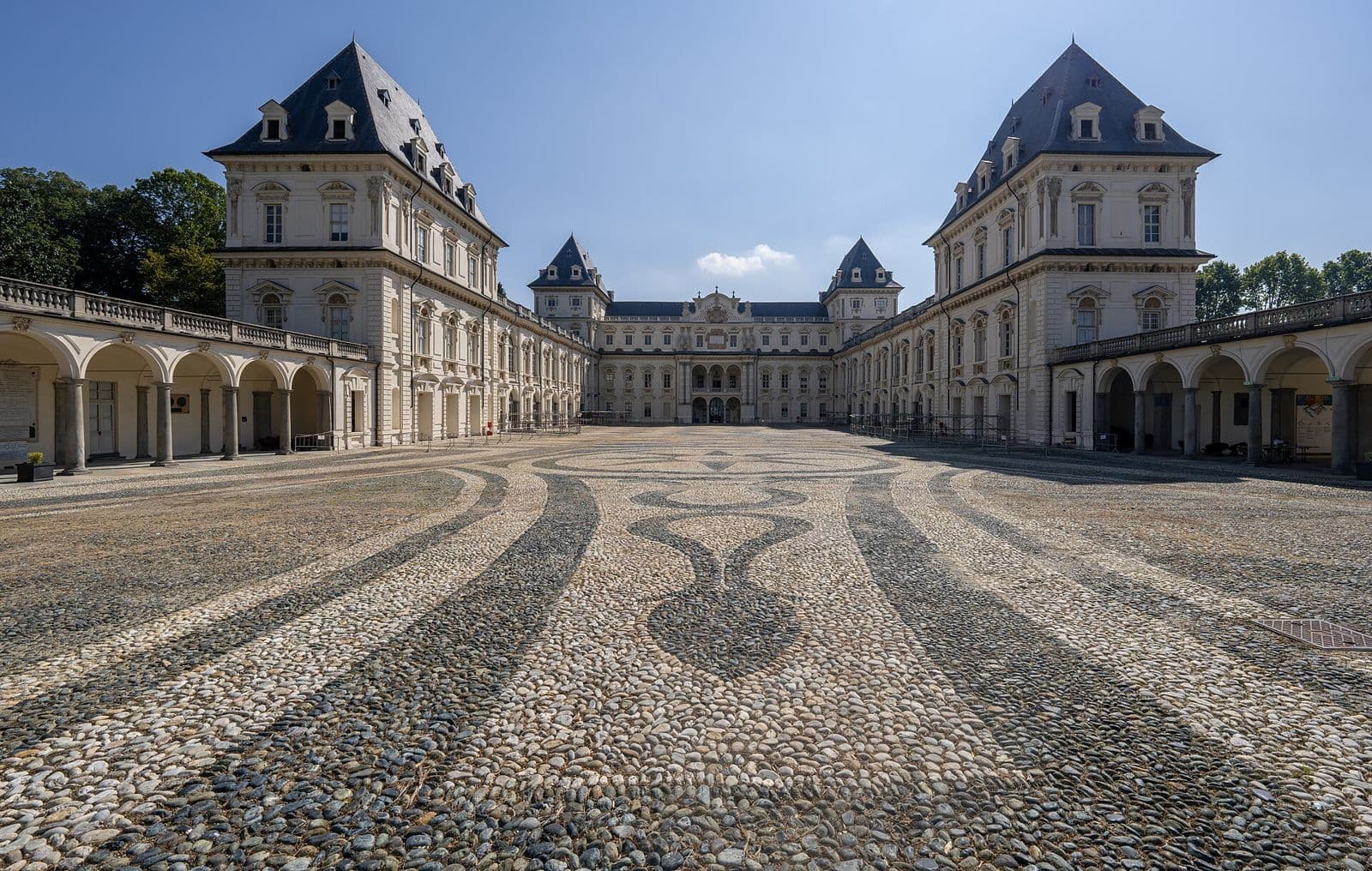 Il cortile d'onore del Castello del Valentino, sede storica del Politecnico di Torino