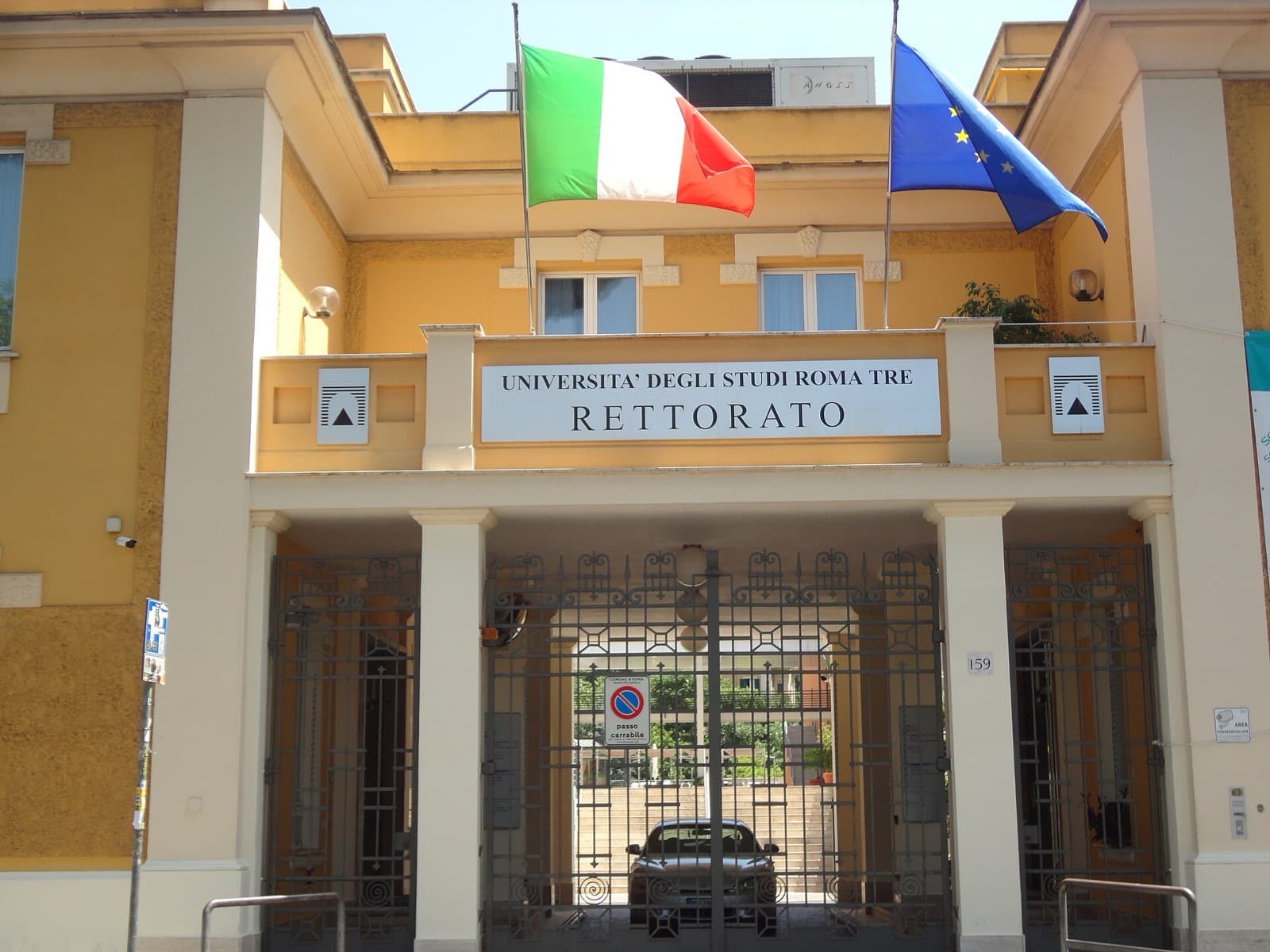 L'ingresso del Rettorato dell'Università Roma Tre con le bandiere italiana ed europea