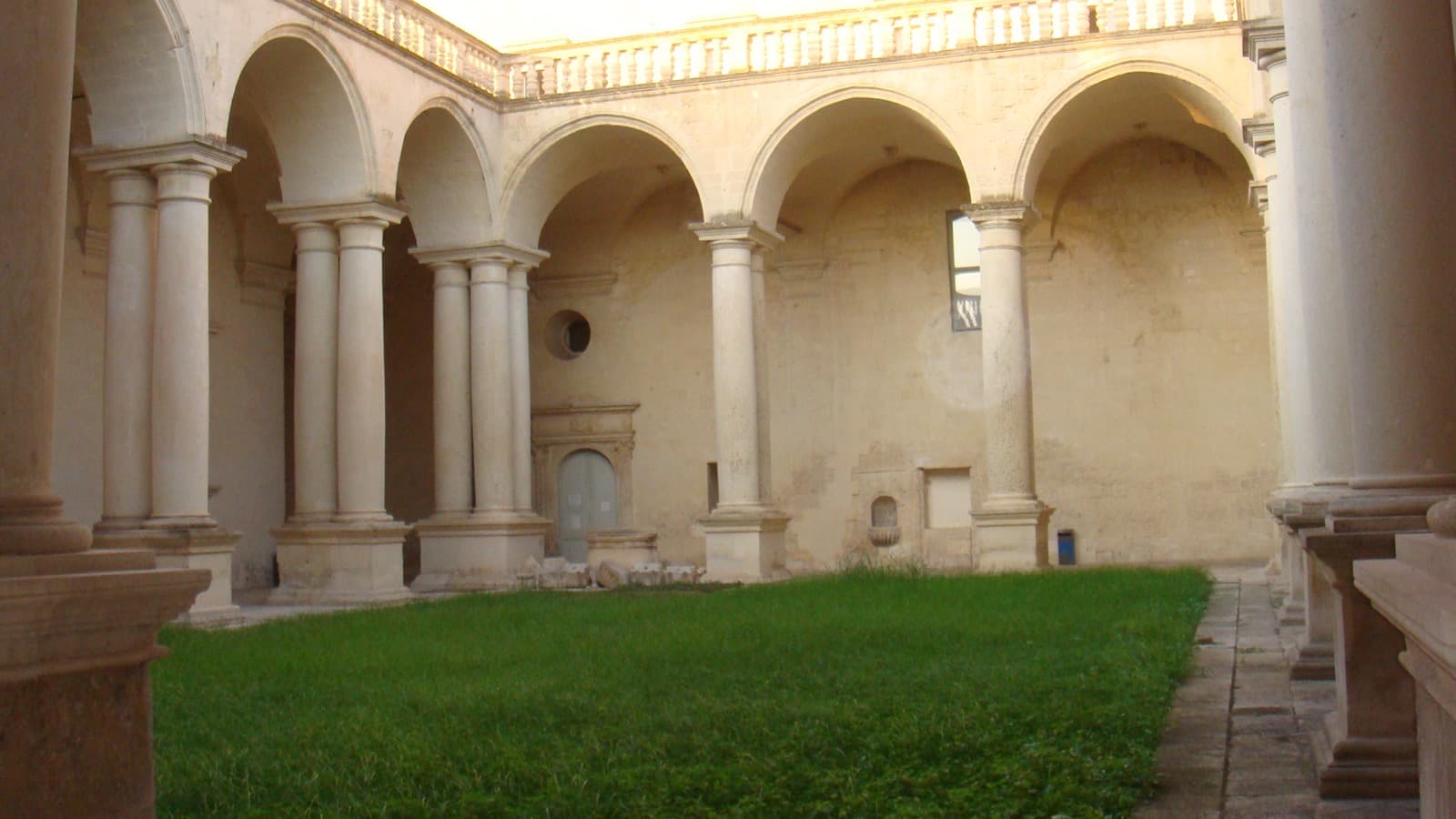 Il chiostro porticato dell'ex monastero degli Olivetani a Lecce, sede dell'Università del Salento