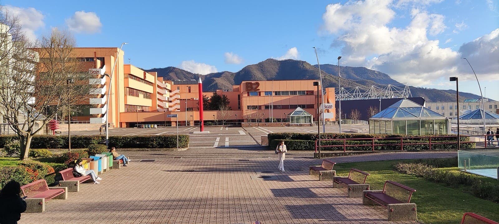 Piazza del Sapere nel campus di Fisciano dell'Università di Salerno, con le colline sullo sfondo
