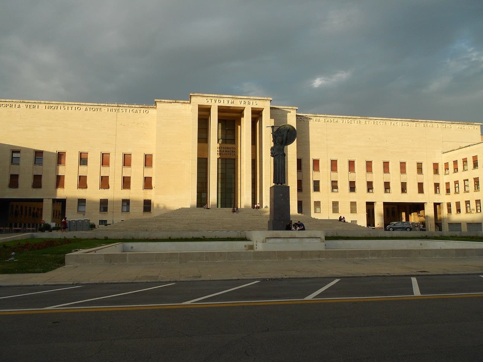 Il Rettorato della Città universitaria della Sapienza con la statua della Minerva, nella luce del tramonto