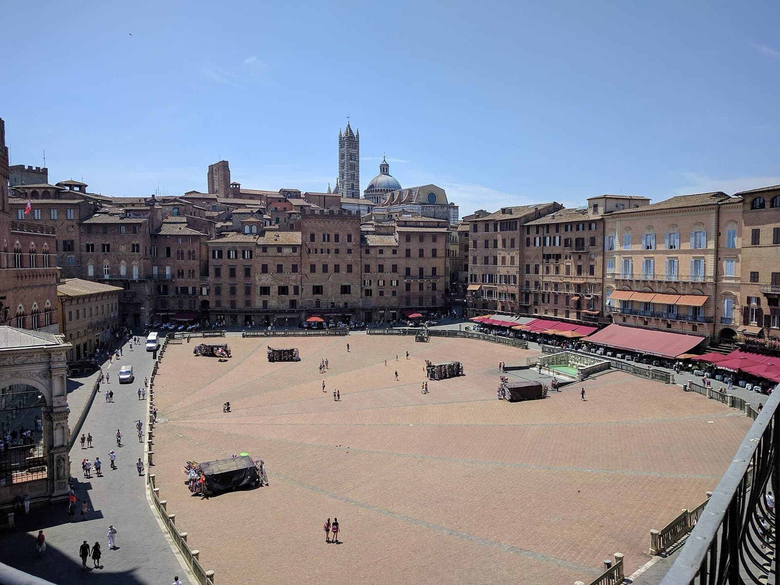 Piazza del Campo a Siena vista dall'alto, con la torre del Duomo sullo sfondo