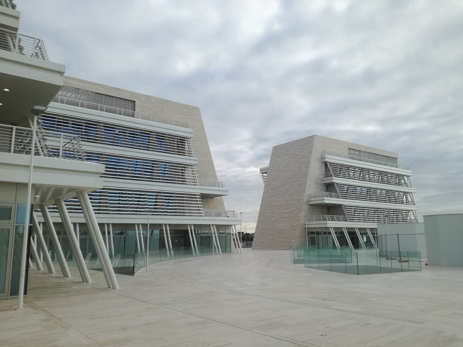 I due edifici moderni in pietra chiara del nuovo Rettorato dell'Università di Roma Tor Vergata