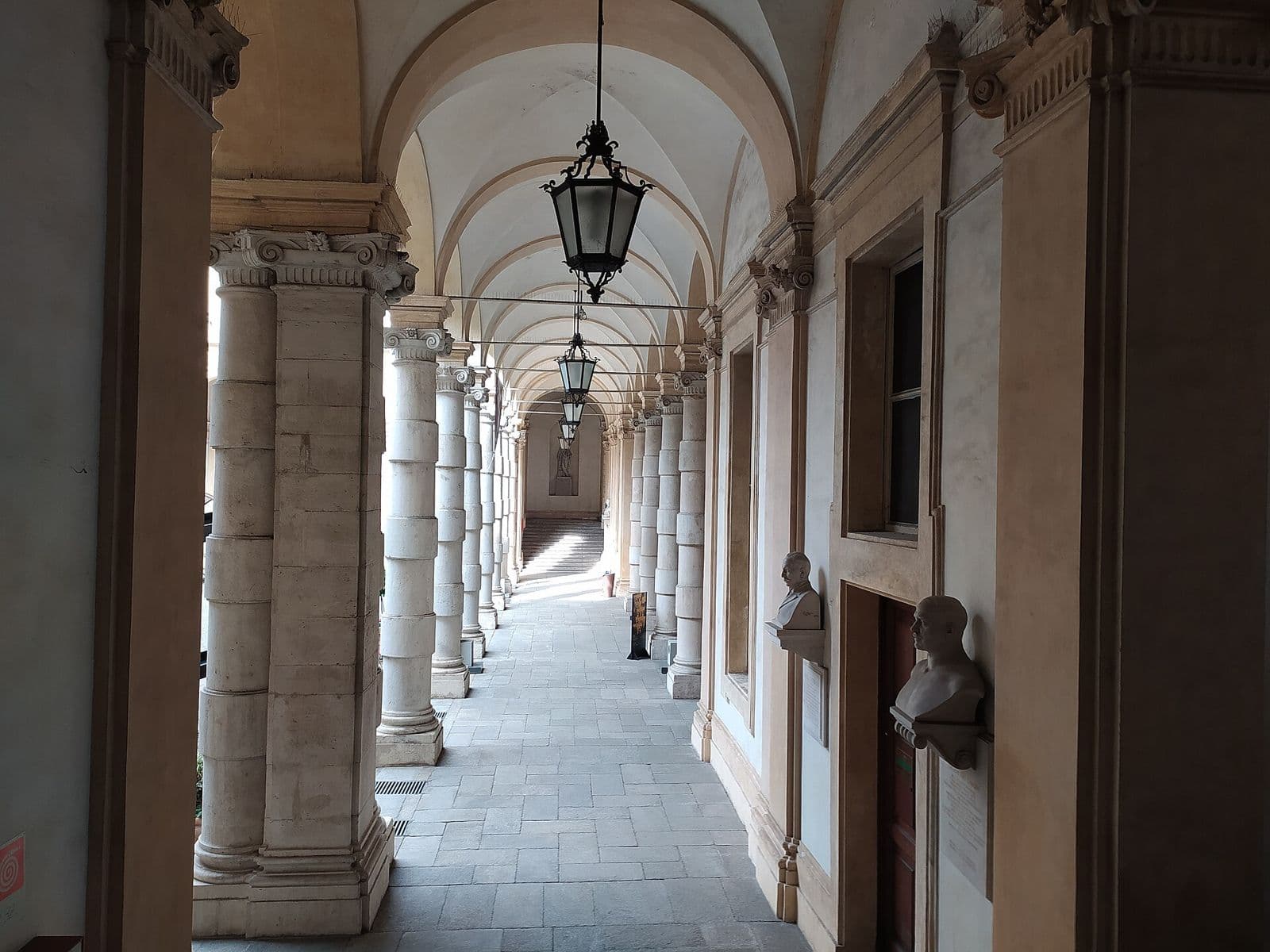 Il porticato del cortile di Palazzo dell'Università in via Po, sede del rettorato dell'Università di Torino