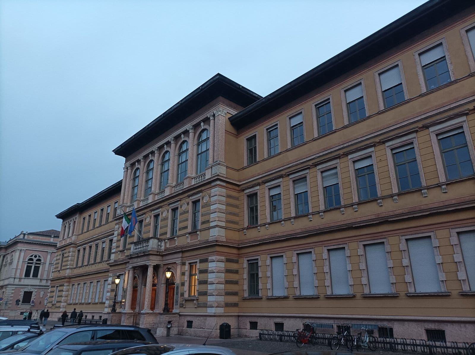 La facciata su via Verdi del Palazzo degli Studi di Trento, sede del Dipartimento di Sociologia dell'Università di Trento