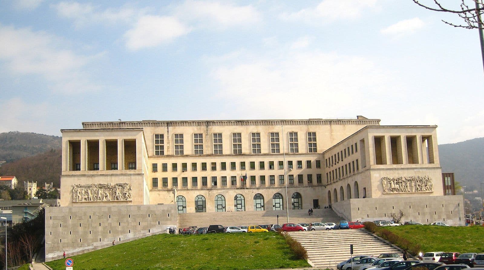 L'edificio centrale dell'Università di Trieste in piazzale Europa, con la scalinata e il prato davanti