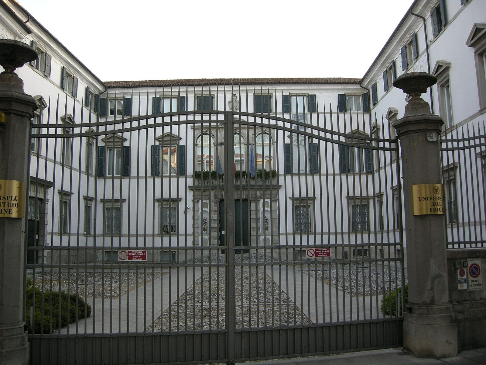 Il cancello e la facciata di Palazzo Florio, sede del rettorato dell'Università di Udine
