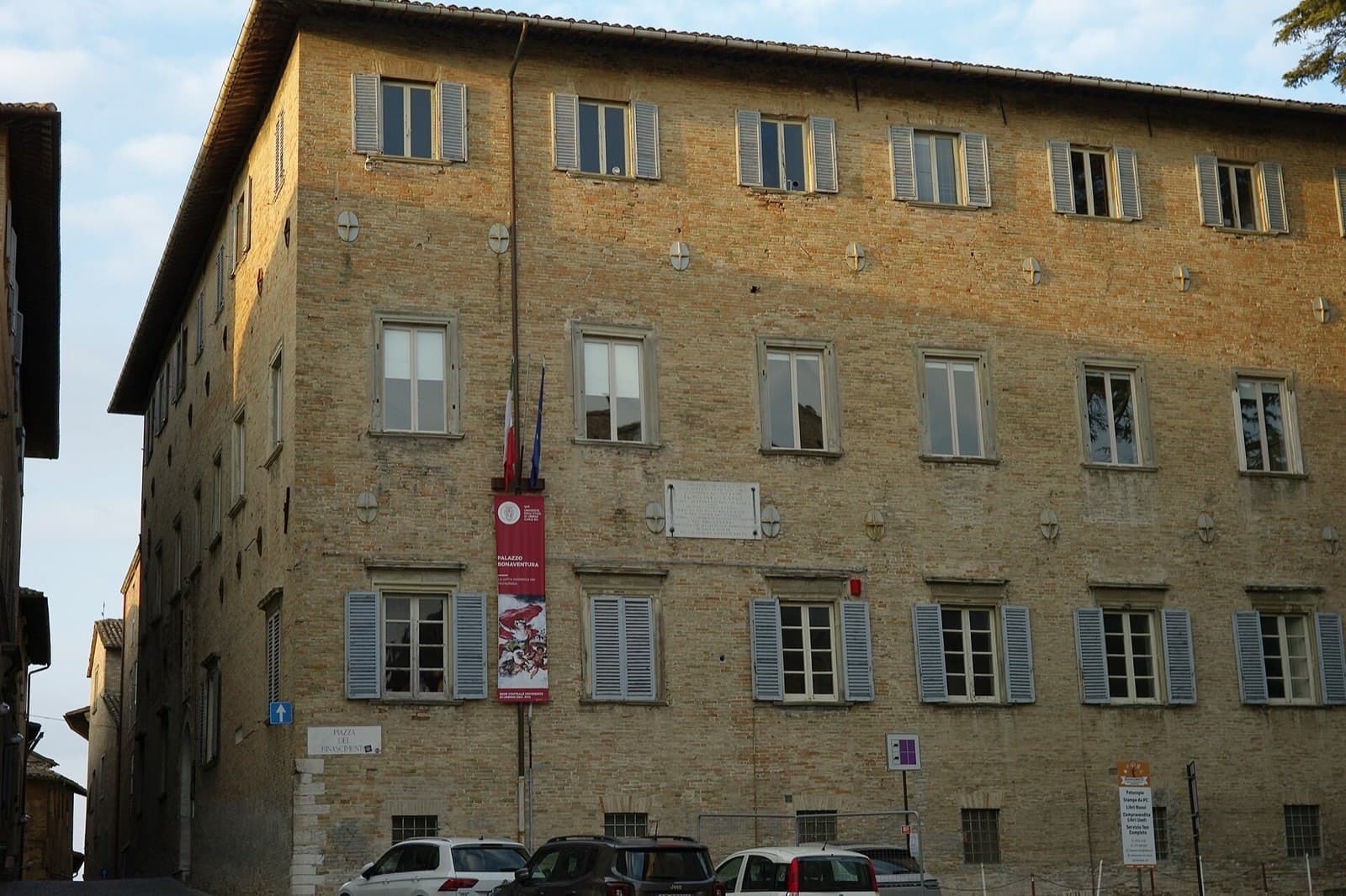 La facciata in mattoni di Palazzo Bonaventura, sede del Rettorato dell'Università di Urbino, su piazza Rinascimento