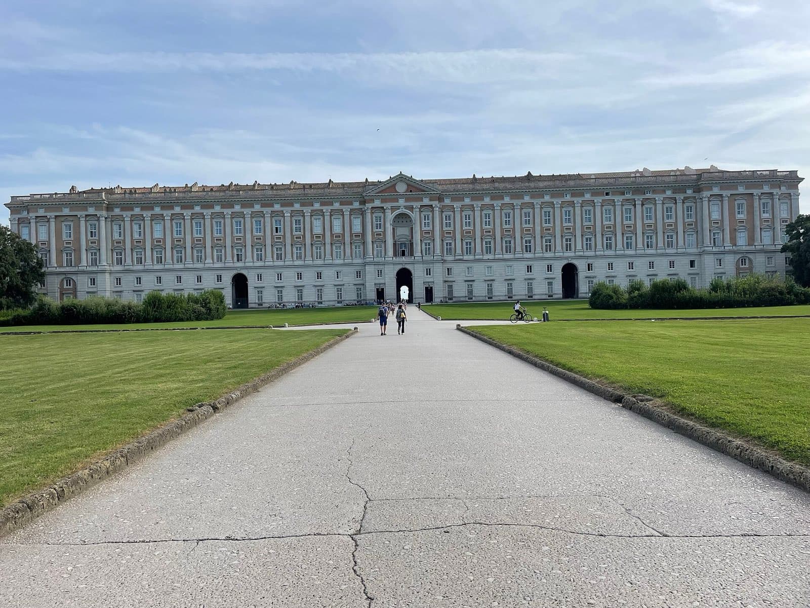 La facciata della Reggia di Caserta progettata da Luigi Vanvitelli, vista dal viale del parco